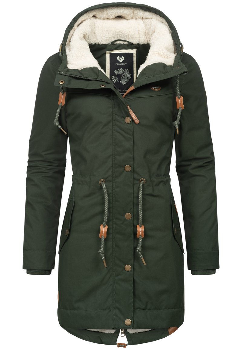 Zaļš parka jaka ar kažokādas oderi kapucē, ar rāvējslēdzēja aizdari, pogu akcentiem un sānu kabatām; tai ir jostas saites un pogu detaļas.