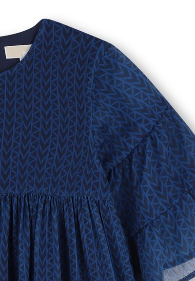 Robe bleu marine avec un motif géométrique, dotée d'une taille froncée et de manches évasées en tissu léger à finition texturée.