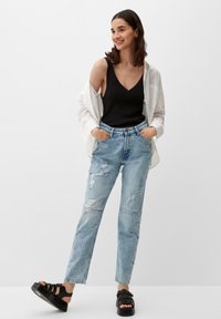 QS MIT V AUSSCHNITT - Top