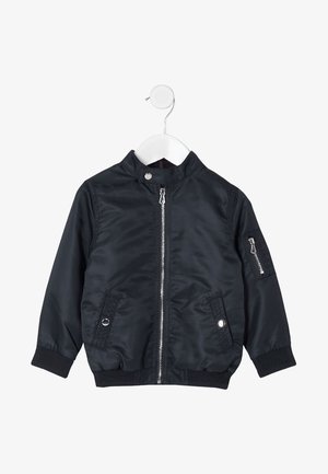 Czarna kurtka bomberka z błyszczącego materiału, wyposażona w przedni zamek błyskawiczny, boczne kieszenie oraz ściągacze na mankietach. Prosty design z kołnierzem stojącym.
