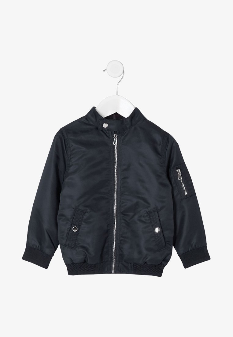 Veste bomber noire en tissu brillant, dotée d'une fermeture éclair frontale, de poches latérales et de poignets côtelés. Design simple avec un col montant.