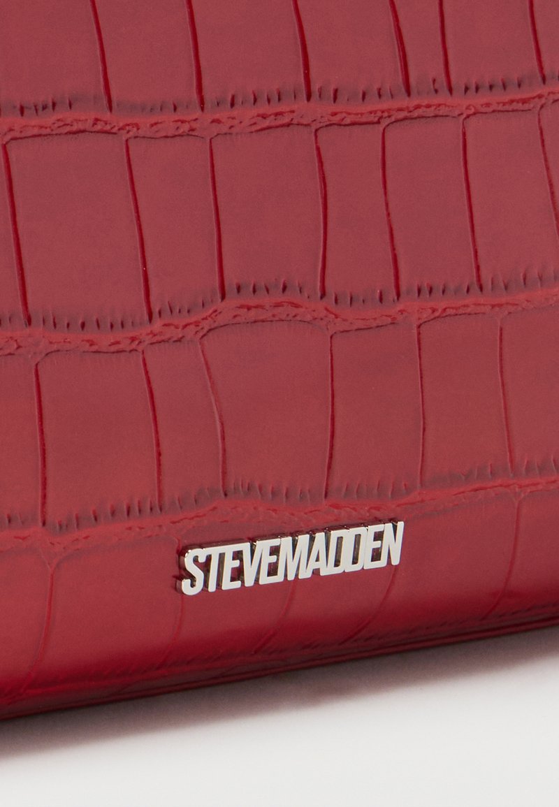 Steve Madden Bzippy Portafoglio Da Polso Con Cerniera, Rosso Chevy, Ecopelle Saffiano, 20.3x10.8x2.5 Cm, Con 15 Tasche Per Carte - 3
