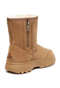 Beige Wildlederstiefel mit einem mittelhohen Schaftdesign, seitlichem Reißverschluss, dicke Gummisohle und einem Logopatch an der Ferse. Gefüttert mit weichem, flauschigem Material.