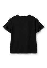 Camiseta negra de manga corta con mangas fruncidas, escote redondo y una textura de tela suave. Diseño sencillo sin patrones ni adornos.