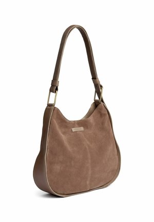 Geantă hobo maro din piele întoarsă, cu bretea lată pentru umăr și accesorii aurii, având o etichetă discretă cu brandul pe față.