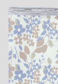 Tkanina w kwiaty z niebieskimi, beżowymi i zielonymi kwiatami na kremowym tle, z jasnoszarym złożonym brzegiem i teksturowanym wyglądem.