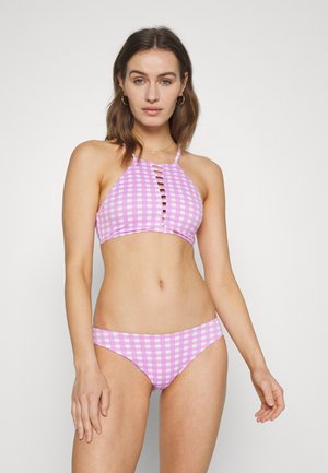 Conjunto de biquíni em padrão xadrez rosa e branco com um top de alças que apresenta detalhes recortados e fundos de corte baixo combinantes. Textura de tecido suave.