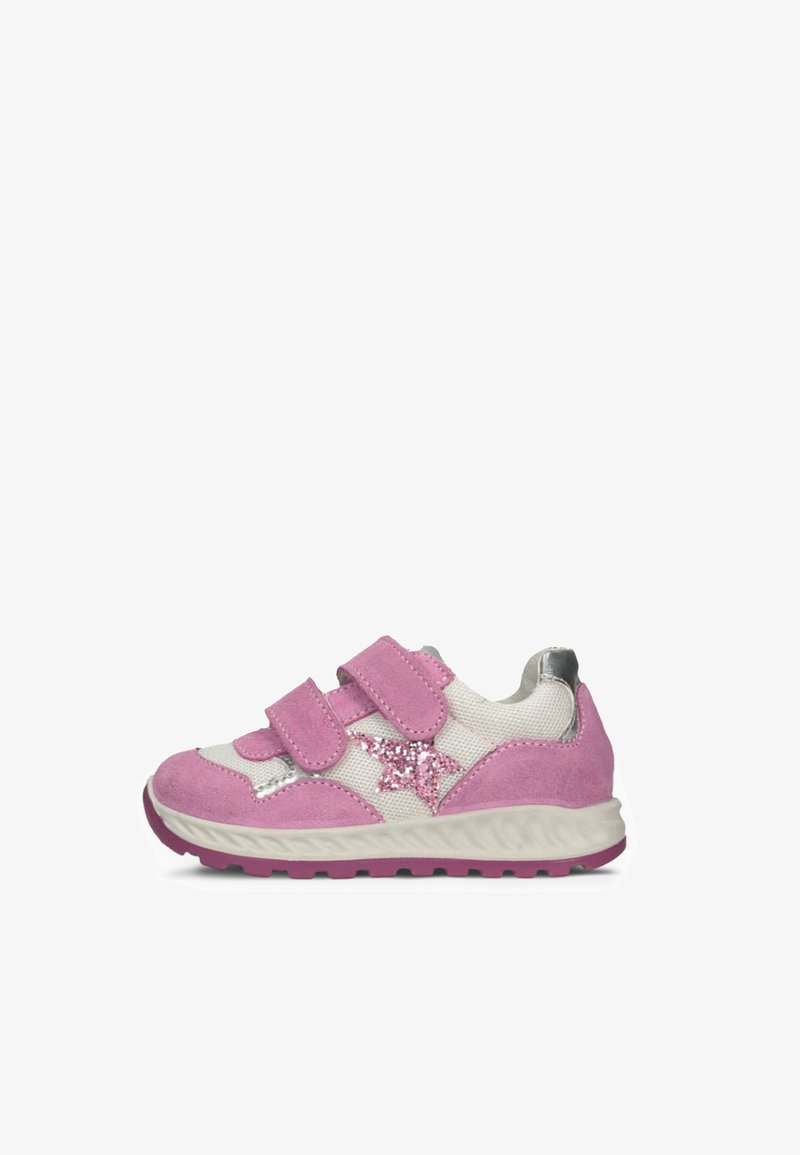 Růžové semišové a síťované tenisky se dvěma suchými zipy, stříbrnými akcenty, třpytivým detailem ve tvaru hvězdy a texturovanou bílou podrážkou.
