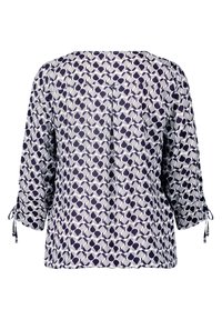 Leichte Bluse in Weiß und Marineblau mit einem Blättermuster, 3/4-Ärmeln mit Bindedetails und einer Rückenfalte für Bewegungsfreiheit.