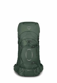 Sac à dos de randonnée vert foncé avec un sommet arrondi, de multiples sangles ajustables et des poches latérales. Présente le logo Osprey et le texte "ARIEL 55".