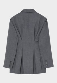 Blazer gris foncé sur mesure avec manches longues et détails de boutons aux poignets, vu de dos sur fond blanc uni.