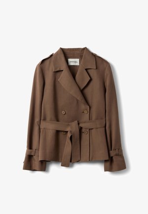 Giacca doppiopetto marrone con ampi revers, polsini con bottoni, mostrine sulle spalle, cintura in vita e quattro bottoni, con etichetta Stefanel all'interno del colletto.