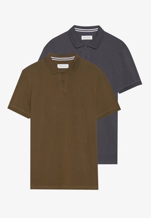 Zwei Poloshirts: eines in Olivgrün und eines in Dunkelgrau. Beide besitzen einen kragenförmigen Hals, kurze Ärmel und eine standardmäßige Passform mit Knopfleiste.