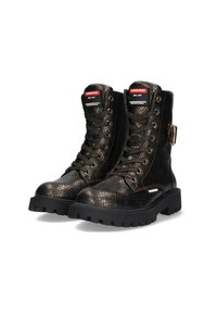 Zwarte gestructureerde veterschoenen met een reptielpatroon, metallic accenten en dikke rubberen zolen. Heeft een merklabel en zijgesp detail.