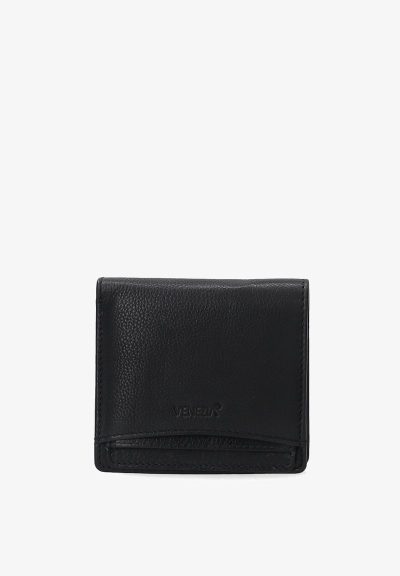 Zwarte leren portemonnee met een gestructureerde afwerking, voorzien van een voorvak voor kaarten en een geperst logo. Compact rechthoekig ontwerp met minimale details.
