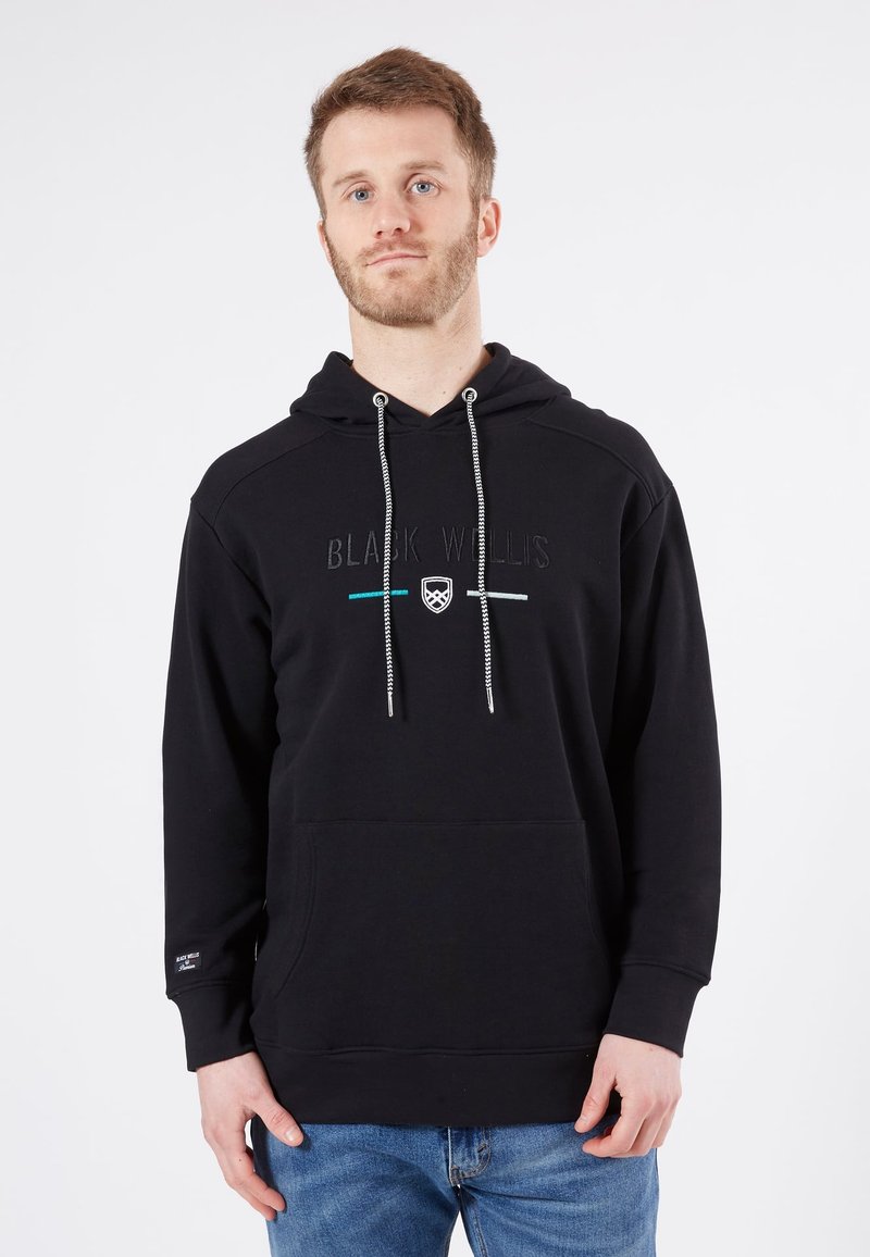 Sweatshirt à capuche noir avec une poche kangourou, des cordons de serrage contrastants, un texte brodé et un écusson logo sur la poitrine.
