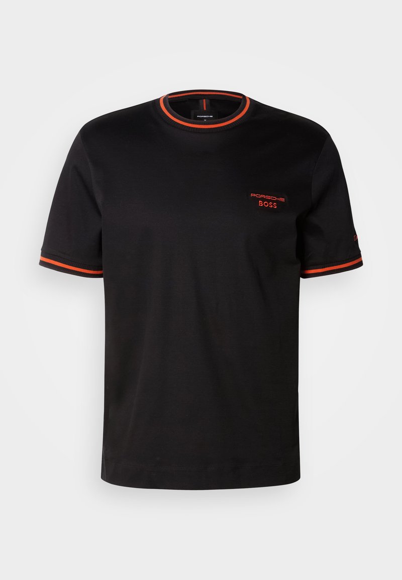 T-shirt en coton noir à manches courtes, avec des bordures rouges le long de l'encolure et des manches, et un logo rouge brodé sur le devant.
