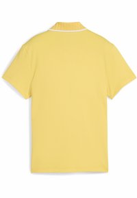Polo a maniche corte di un vivace giallo, con colletto a costine e bordature bianche, realizzato in un tessuto morbido con un design pulito e minimalista.