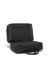 Borsa da viaggio nera di forma rettangolare, con una tasca in rete testurizzata e tessuto liscio. Chiusura con zip e manico per il trasporto inclusi.