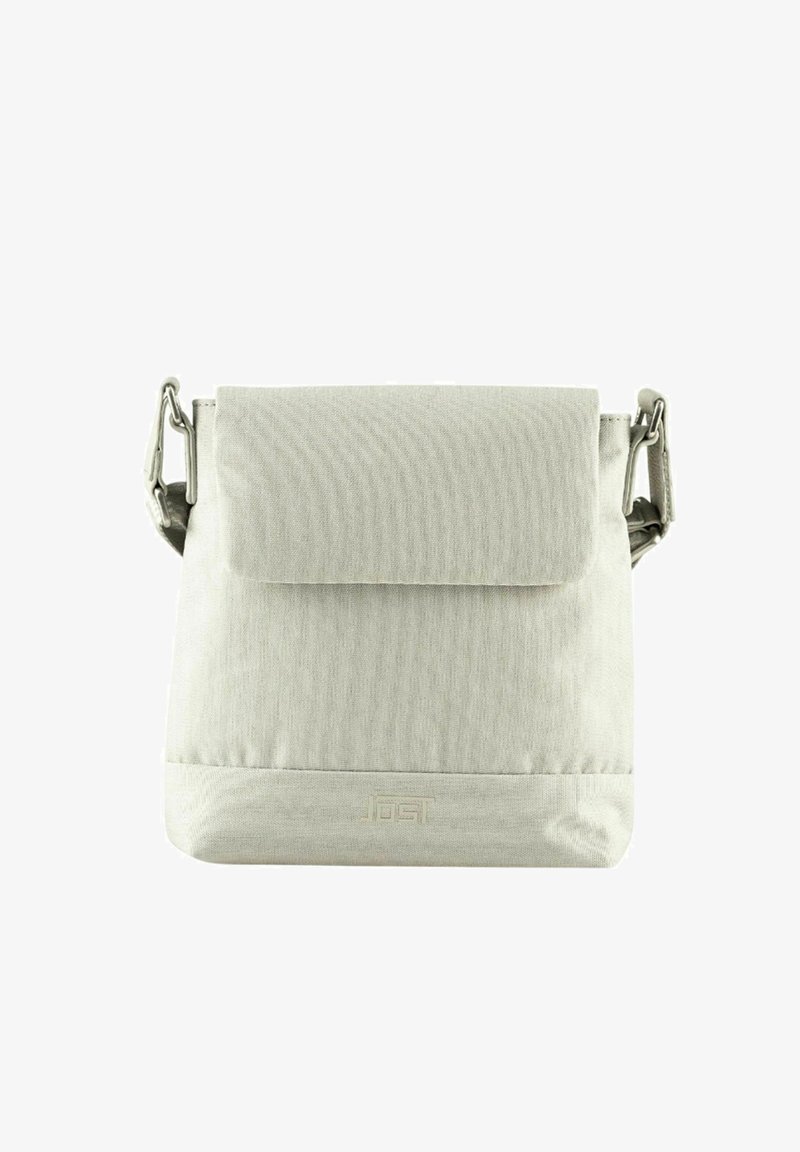 Petit sac bandoulière gris en tissu texturé, avec une fermeture à rabat, une sangle ajustable et un logo de marque discret en bas.