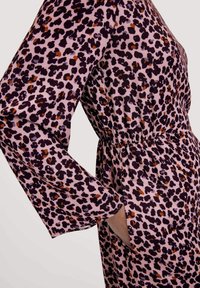 Leopardenmuster-Kleid in Pink, mit langen Ärmeln, elastischem Taillenbund und seitlichen Taschen. Aus weichem Stoff mit glatter Textur gefertigt.