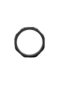 Anello ottagonale nero con bordi texturizzati e fascia interna liscia. Il materiale appare lucido con dettagli superficiali sottili.