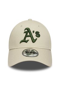 Gorra de béisbol beige con un logotipo bordado en verde de los "A's". Correa ajustable, visera curva y tejido texturizado para mayor durabilidad.