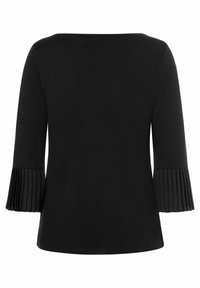 Maglietta nera con scollatura ampia, maniche lunghe rifinite con dettagli plissettati e una texture liscia. Design semplice e aderente.