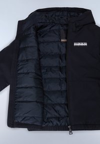 Veste noire avec un intérieur matelassé brillant et un extérieur en tissu contrastant. Présente une étiquette de marque et une fermeture éclair à l'avant.