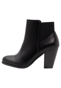 Sort læder ankelstøvle med blokhæl og elastisk sidepanel, der har en glat, rund tå og et elegant design.