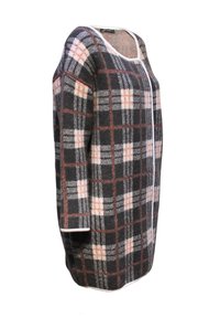 Suéter de cuadros en tonos gris, negro y rosa con un corte holgado, cuello redondo y detalles en blanco. Tejido suave y texturizado.