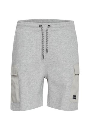 Pantaloni corti grigi realizzati in tessuto morbido con vita elasticizzata e cordoncino nero. Presentano due tasche laterali con accenti grigi.