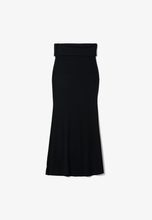 Zwarte, hoog getailleerde, aansluitende maxirok met een gevouwen tailleband en een lichte uitlopende zoom, weergegeven op een witte achtergrond.