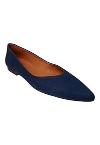 Zapato plano de ante azul marino con punta afilada, tacón bajo y un interior suave. Presenta un diseño minimalista sin herrajes visibles.