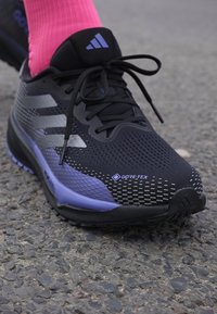 adidas Performance SUPERNOVA GORE-TEX® - Chaussures de running sur route - core black/grey/cobalt blue