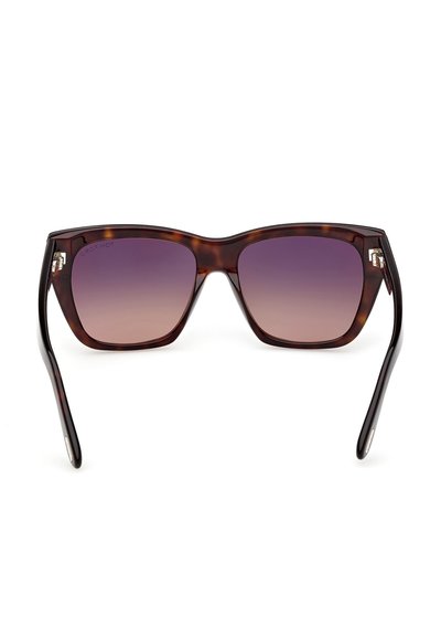 Gafas de sol cuadradas de carey con lentes de gradiente oscuro y patillas negras curvadas, mostradas de frente sobre un fondo blanco.