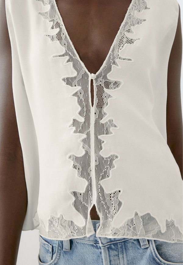 FLOWING WITH DETAIL - Blouse4