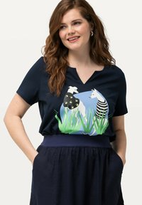 Ulla Popken DOG SHORT SLEEVE SPLIT NECK GRAPHIC  - Camiseta estampada - navy blue