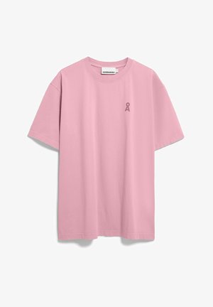 Lichtroze T-shirt met korte mouwen en ronde hals, klein donkerroze logo op de linkerborst en merklabel bij de kraag.