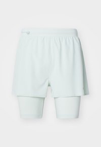 Pantalones cortos deportivos de color verde menta claro con mallas interiores ajustadas. Textura suave, cintura elástica y sin patrones ni logotipos visibles.