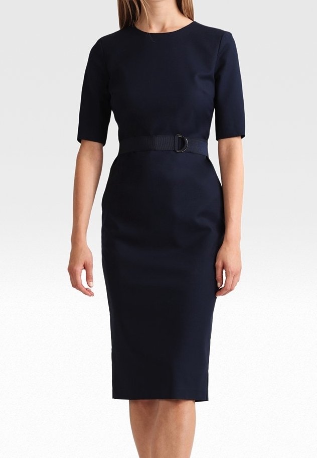 Robe ajustée bleu marine à manches courtes, col rond et taille ceinturée avec une boucle ronde. Tissu lisse avec une silhouette structurée.