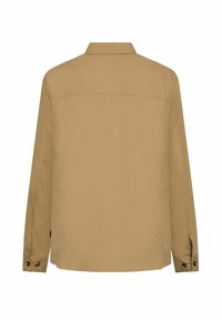 Khaki jakke med lige snit, lange ærmer, ryg yoke detaljer og knappede manchetter; fremstillet af letvægtsstof med en glat tekstur.