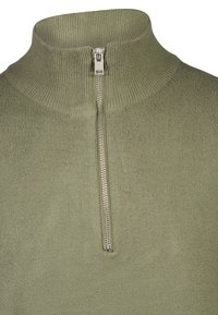Oliegroene, geribbelde gebreide sweater met halve rits en hoge kraag, met zilveren ritssluiting en een gladde, textuurstof.