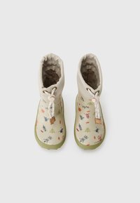Bottes imperméables beige clair avec des motifs d'insectes ; semelles en caoutchouc vert ; fermeture à cordon ; intérieur doublé d'un matériau marron doux.