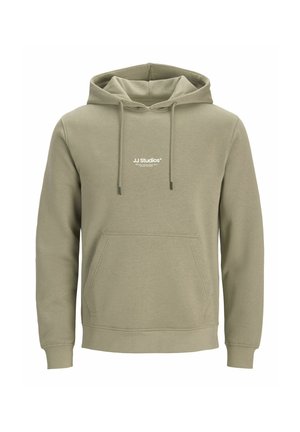 Olive roheline kapuutsiga pusa esitasku, reguleeritavate nööride ja väikese valge logoga rinnal. Valmistatud pehmest materjalist.