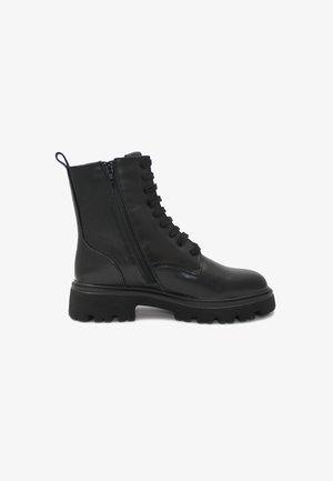 Stivaletto nero in pelle con forma strutturata, zip laterale, lacci frontali, suola in gomma spessa e dettagli testurizzati sulla parte superiore.