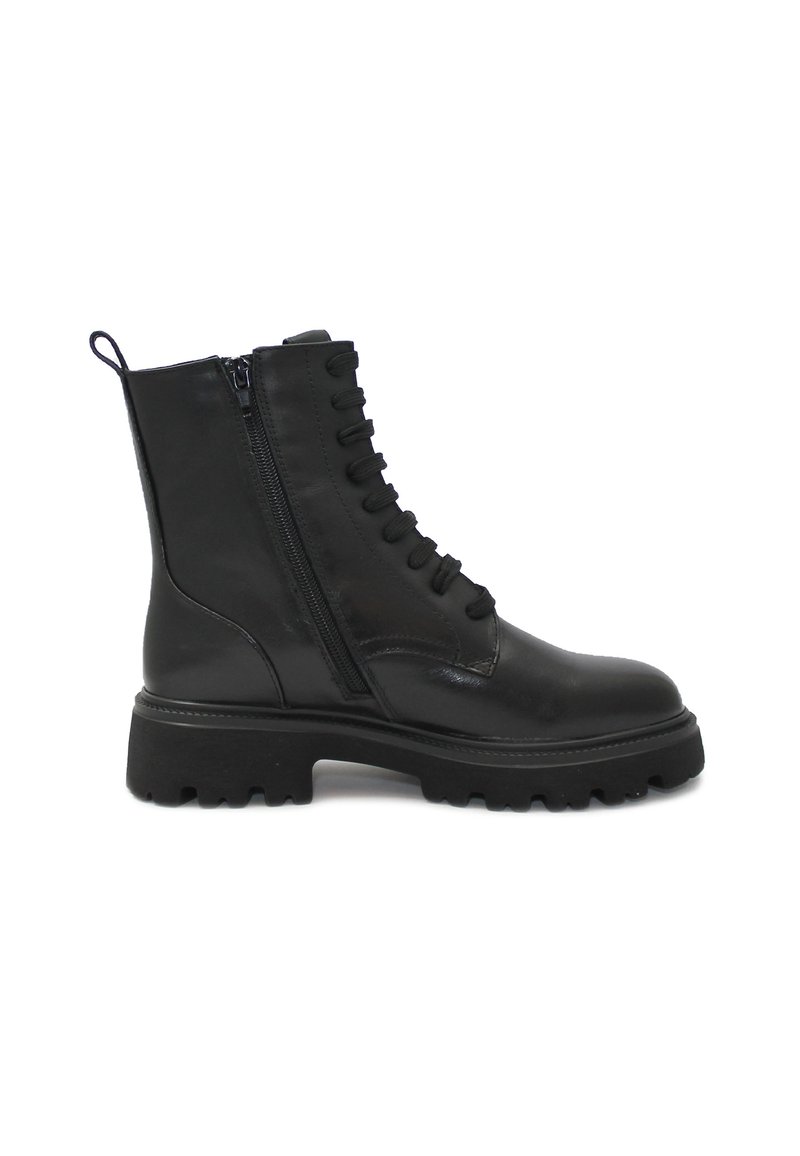 Stivaletto nero in pelle con forma strutturata, zip laterale, lacci frontali, suola in gomma spessa e dettagli testurizzati sulla parte superiore.
