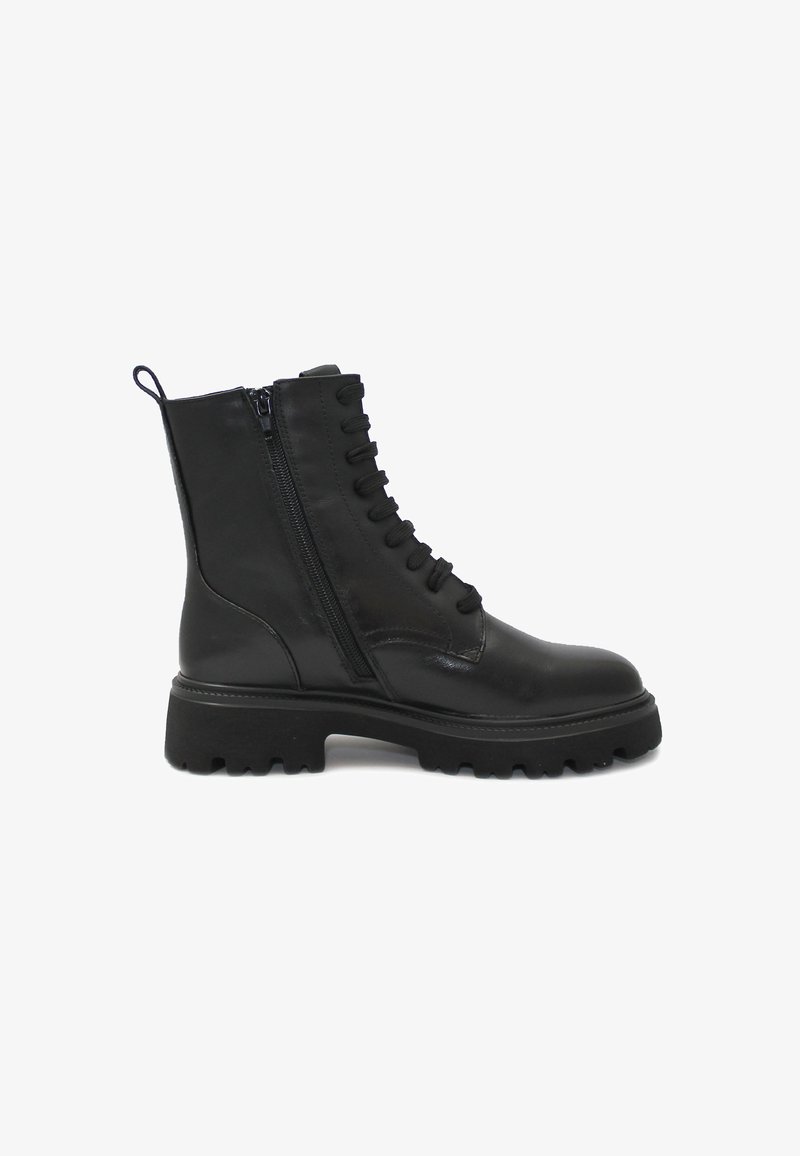 Stivaletto nero in pelle con forma strutturata, zip laterale, lacci frontali, suola in gomma spessa e dettagli testurizzati sulla parte superiore.