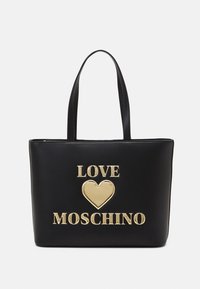 Mustat nahka-sangolliset kassi, jossa on kultakirjailtua tekstiä "LOVE" ja sydämen symboli, alapuolella "MOSCHINO". Liukastunut pinta, kaksoiskä handles.