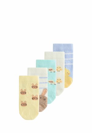 Cinq paires de chaussettes pour bébé colorées, chacune présentant différents motifs d'animaux ou d'oiseaux, notamment des lapins, des poussins et des canards, disposées côte à côte.